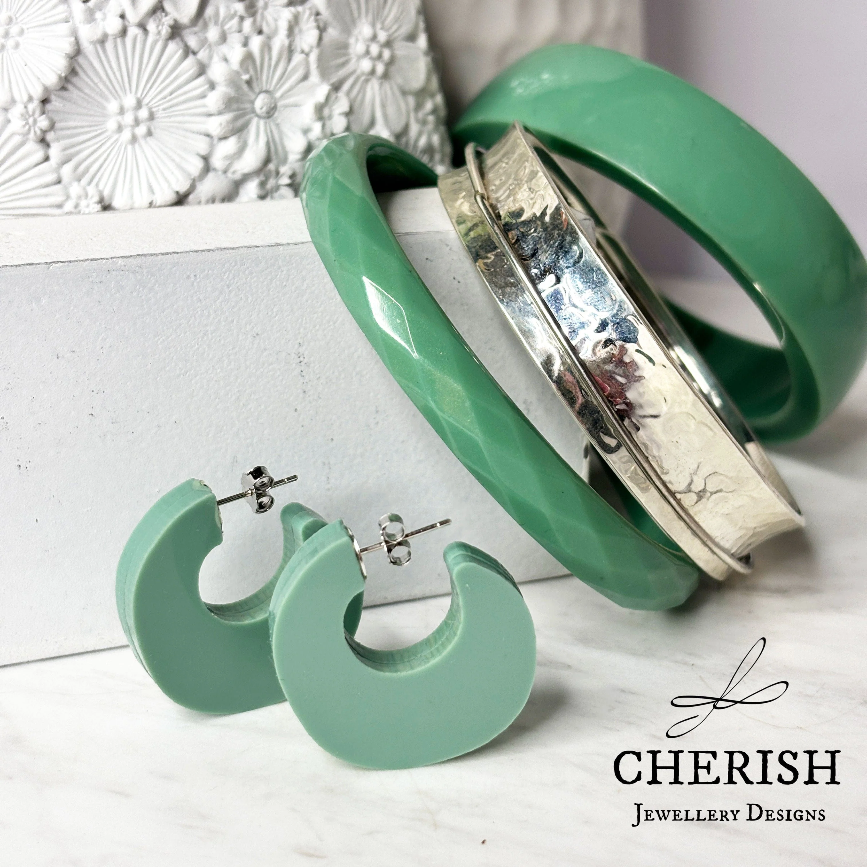 Cove Organic Shaped Resin Hoop Earrings - Image 5
