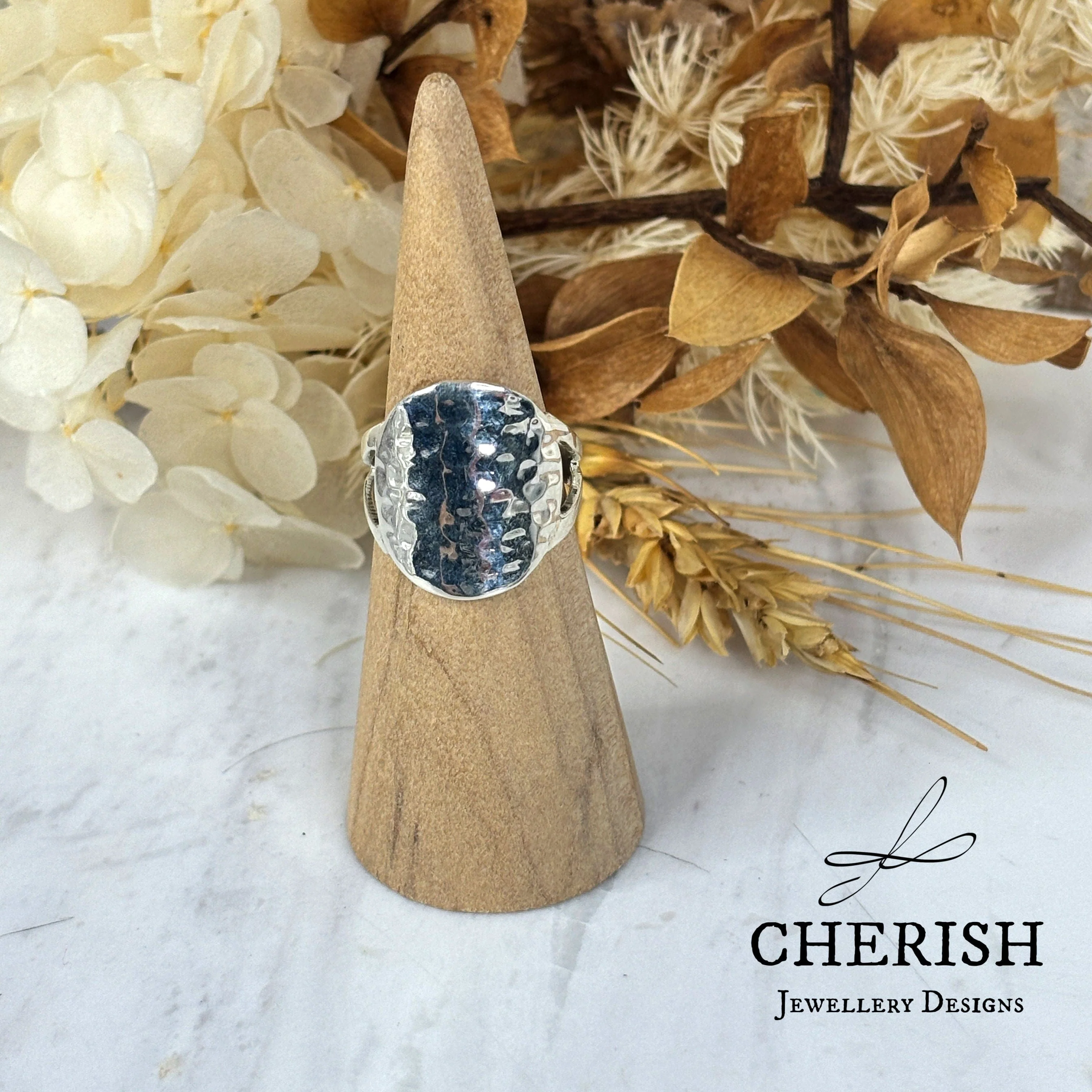 Hammered oval curved ring - Image 2
