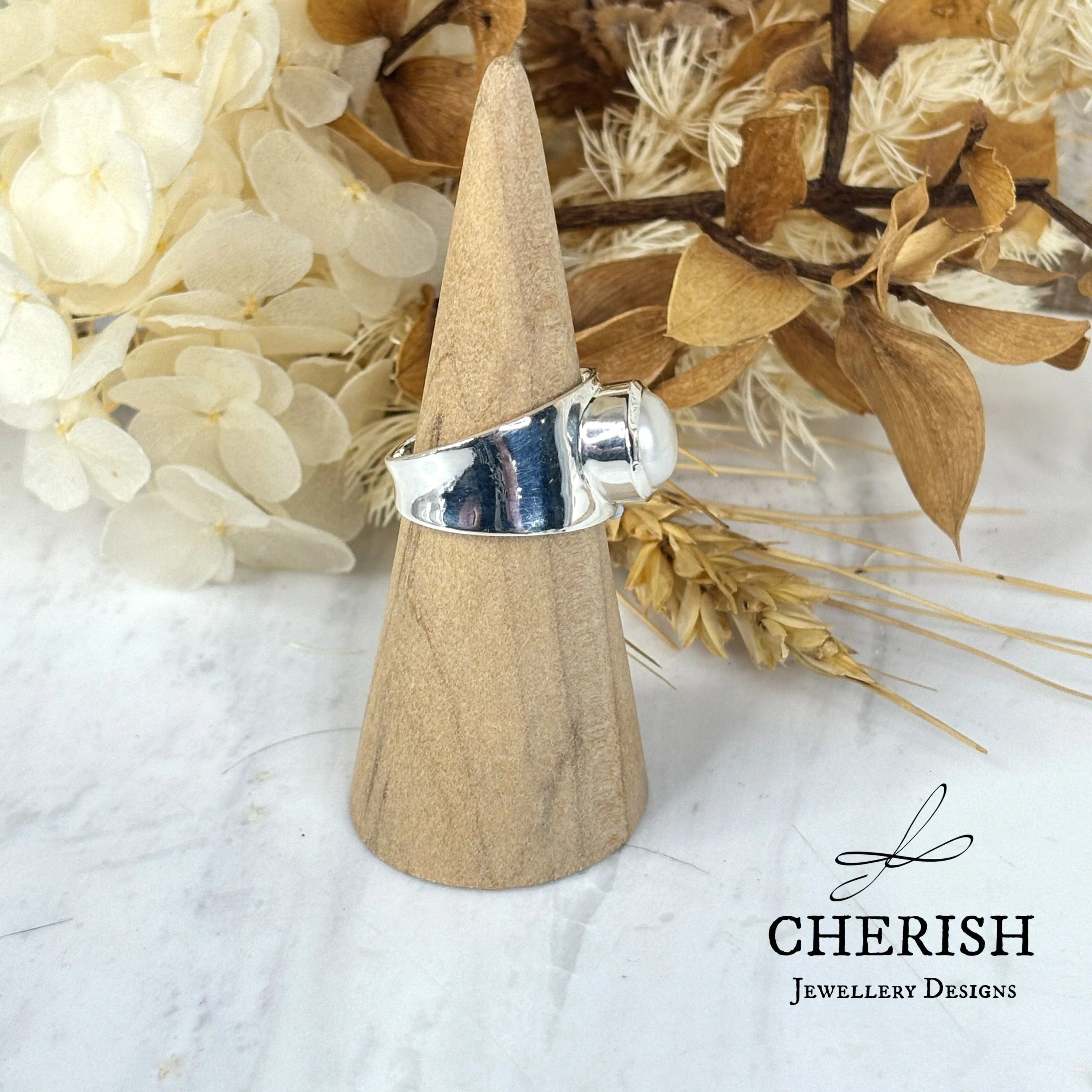 Small Pearl Ring with wide band - Image 2