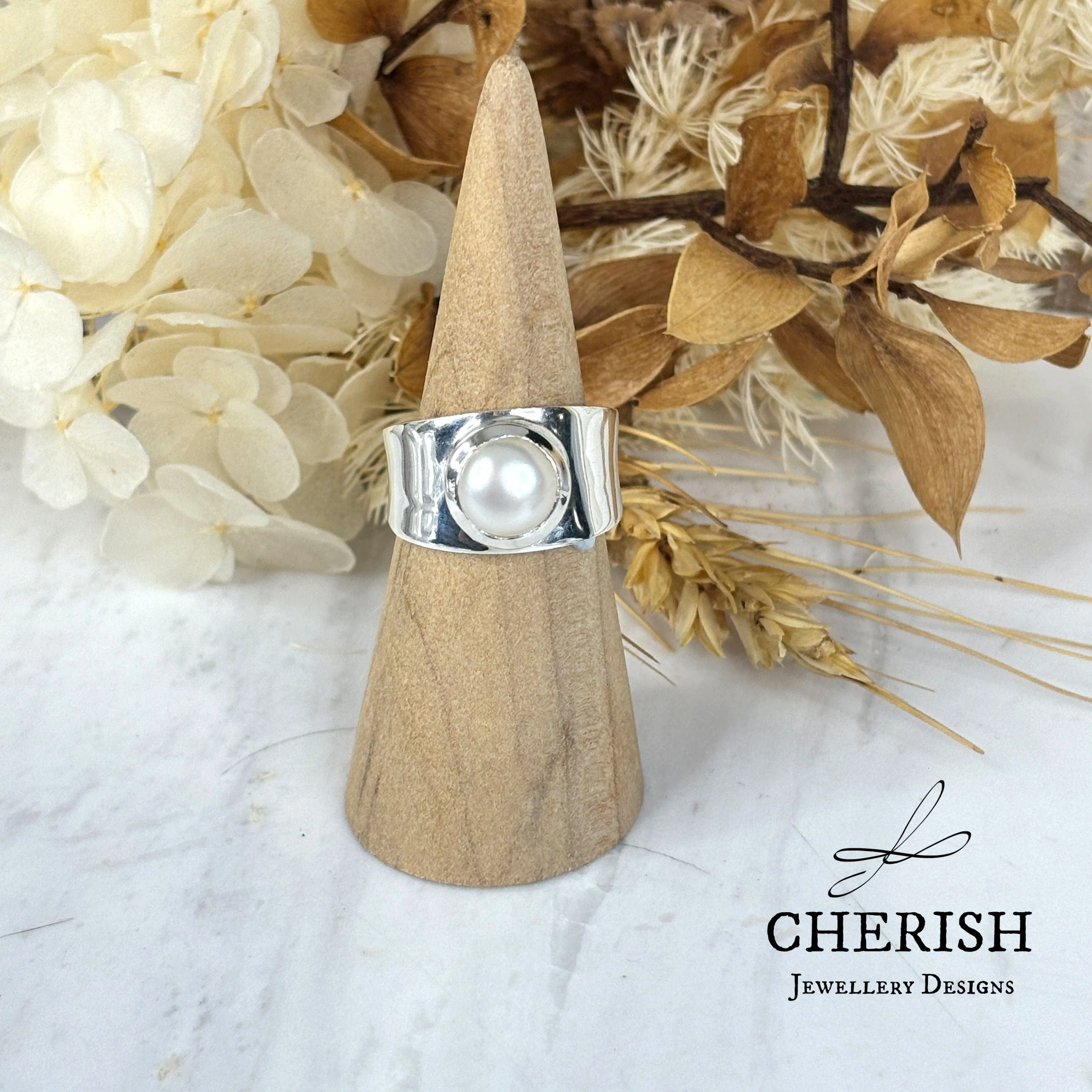 Small Pearl Ring with wide band - Image 3